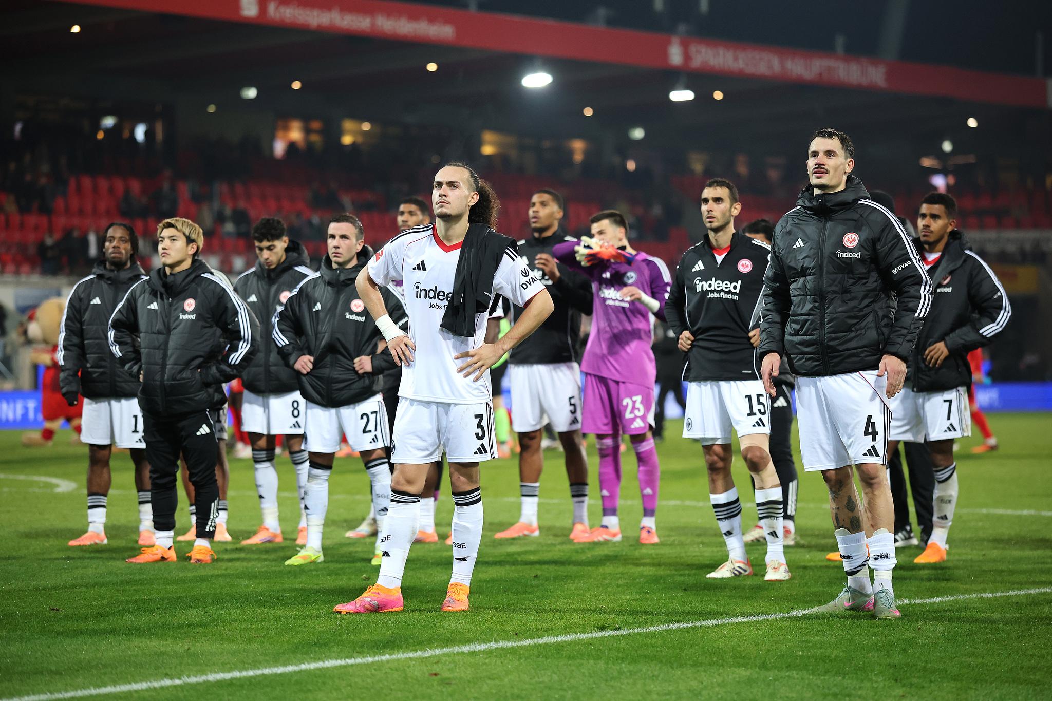 MK体育官方网站-法兰克福球迷在桑托斯再次失误后爆发——队友也很生气