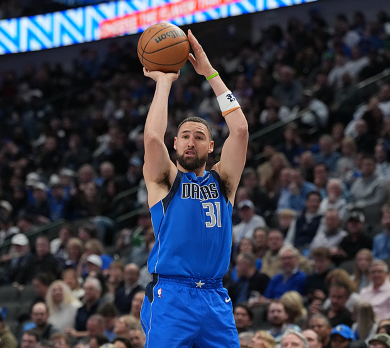 MK体育登录入口-西部排名又变了：湖人爆冷输球，勇士三喜临门，2队排名互换