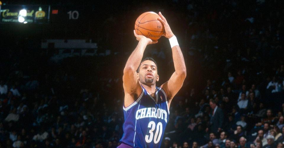 MK体育登录入口-小人物也会被记住！这6人非明星球员却得到球队认可 成功退役球衣